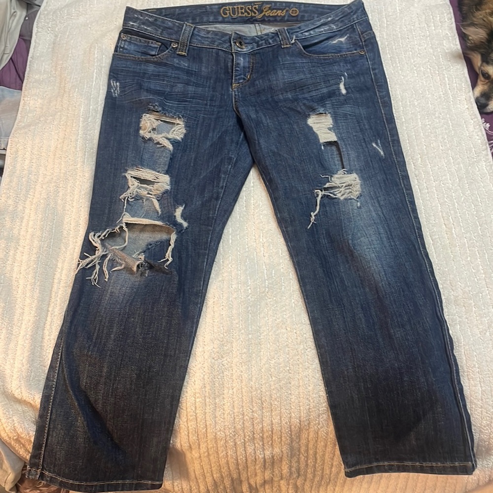 Guess low rise, stretch fit, distressed capri jeans